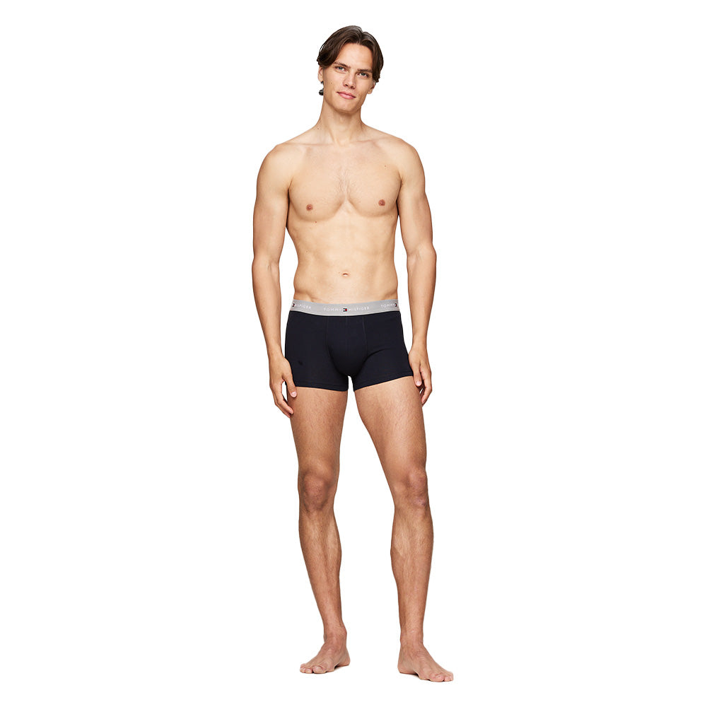 tommy-hilfiger-mens-boxer-trunk-navy-on-model