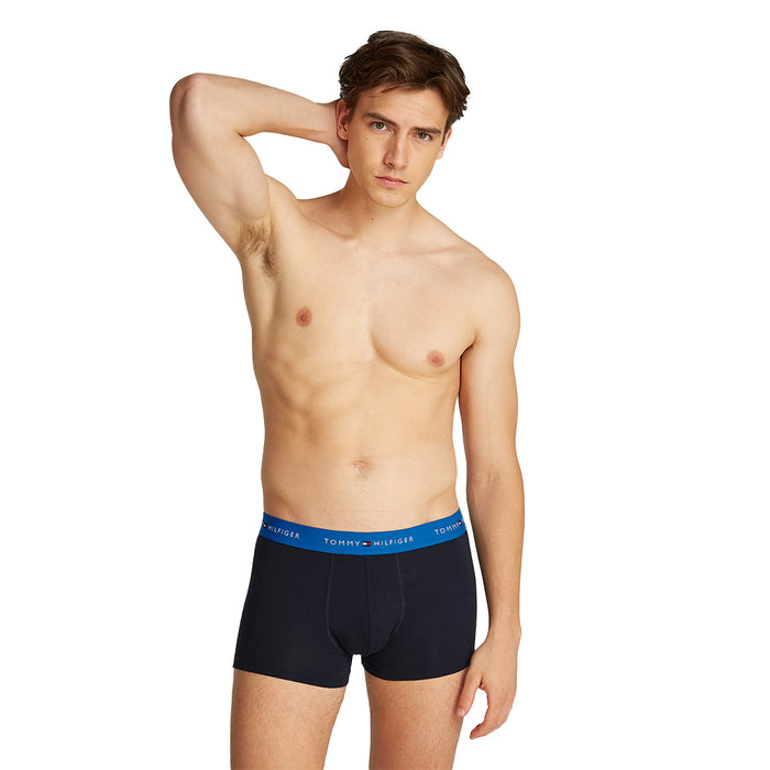 tommy-hilfiger-mens-sig-cotton-boxer-trunks-navy-wth-blue-on-model